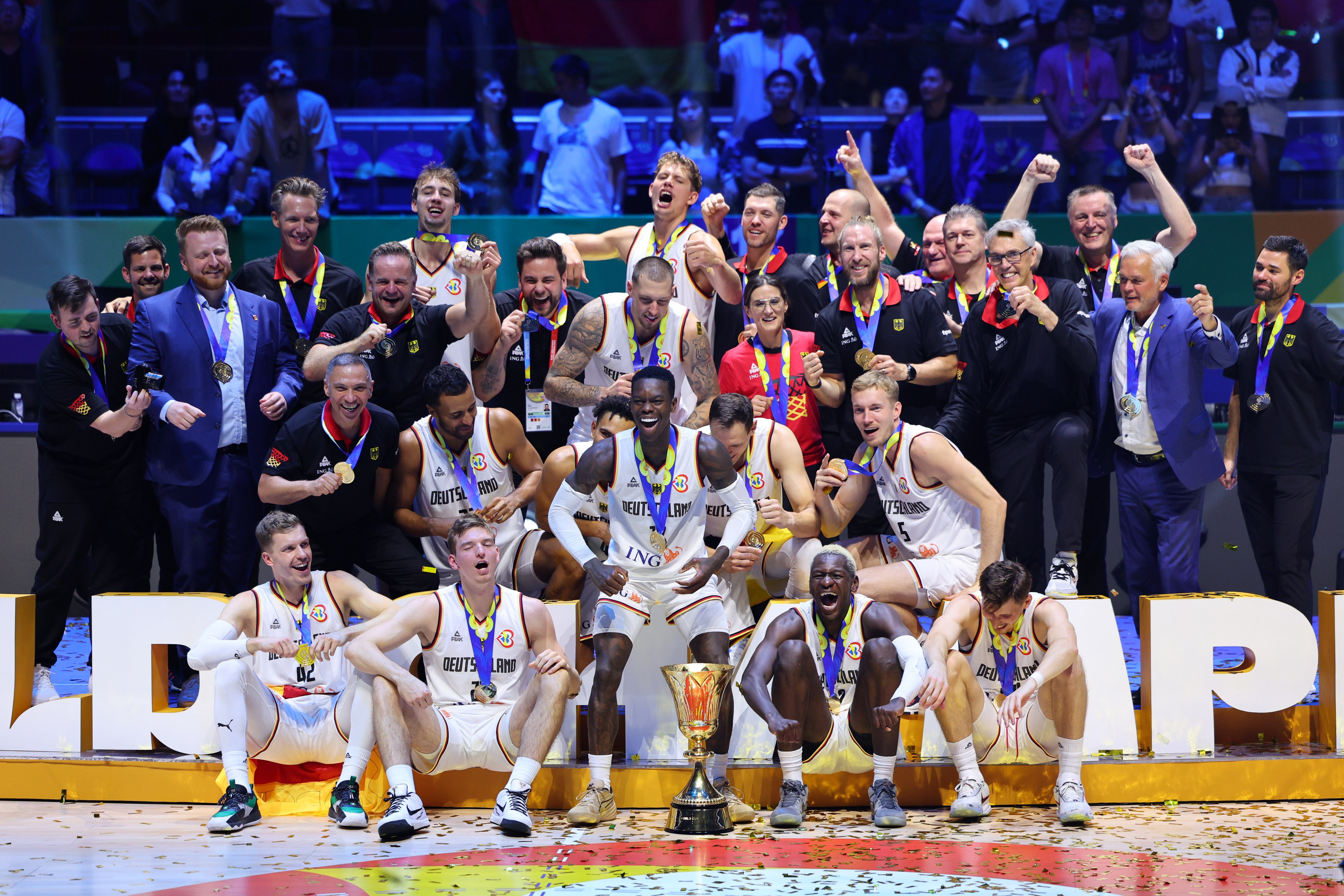 待会还要比赛呢！德国篮协官方回忆庆祝世界杯夺冠两周年！