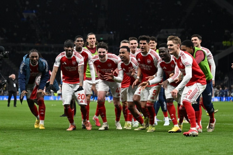 九游体育-值得纪念！萨卡社媒晒照，庆祝达成阿森纳生涯300场里程碑+取胜