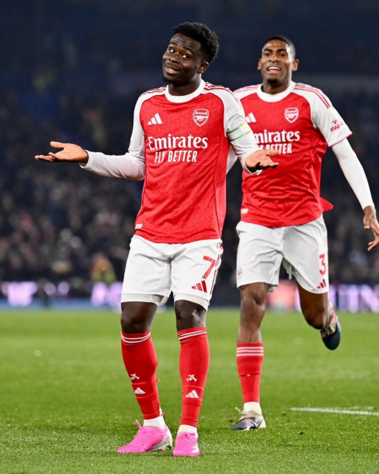 九游体育-值得纪念！萨卡社媒晒照，庆祝达成阿森纳生涯300场里程碑+取胜