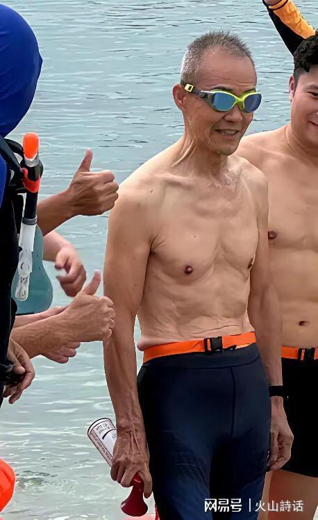 九游-王石真的老了！突然现身大梅沙，他赤裸着上半身，贴着胰岛素针头