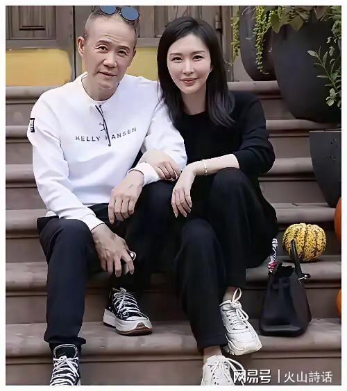 九游-王石真的老了！突然现身大梅沙，他赤裸着上半身，贴着胰岛素针头