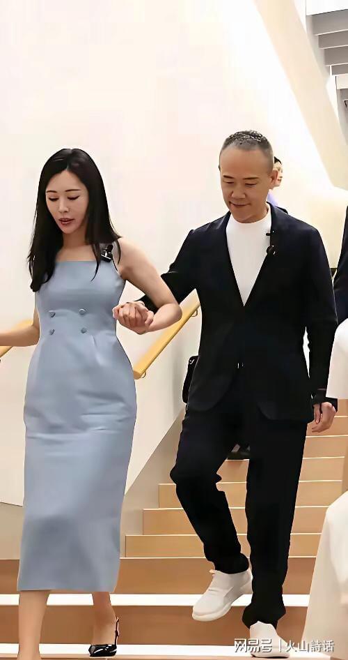 九游-王石真的老了！突然现身大梅沙，他赤裸着上半身，贴着胰岛素针头