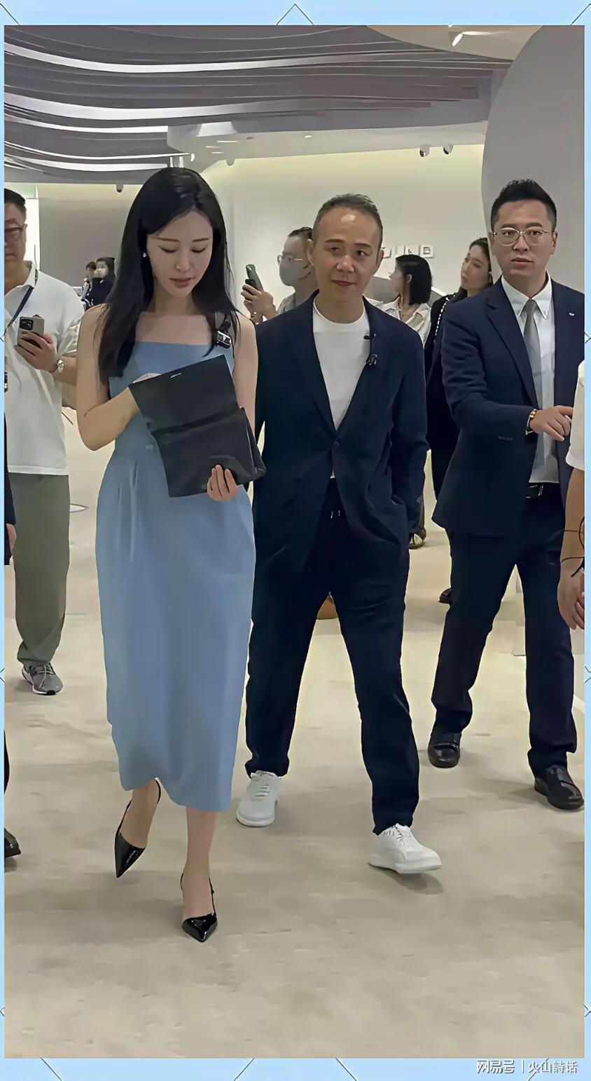 九游-王石真的老了！突然现身大梅沙，他赤裸着上半身，贴着胰岛素针头